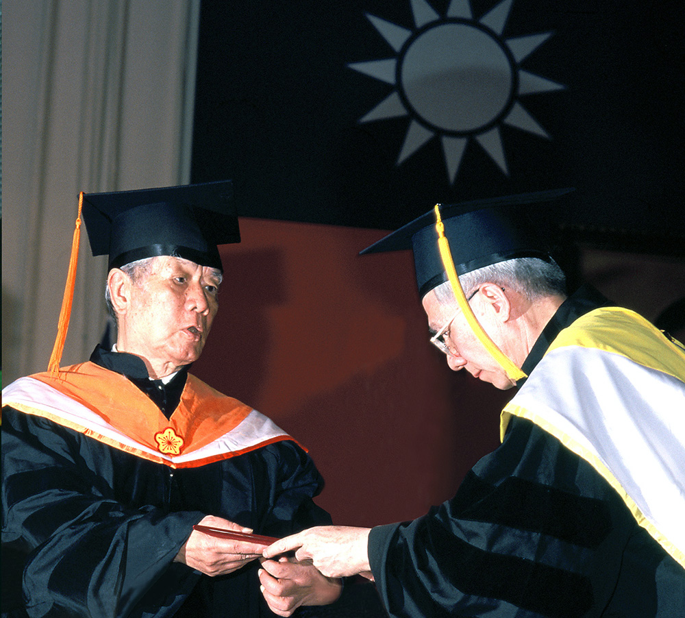 圖為1998年名譽博士頒授典禮，劉炯朗校長頒發孫運璿先生（左）名譽博士證書。
