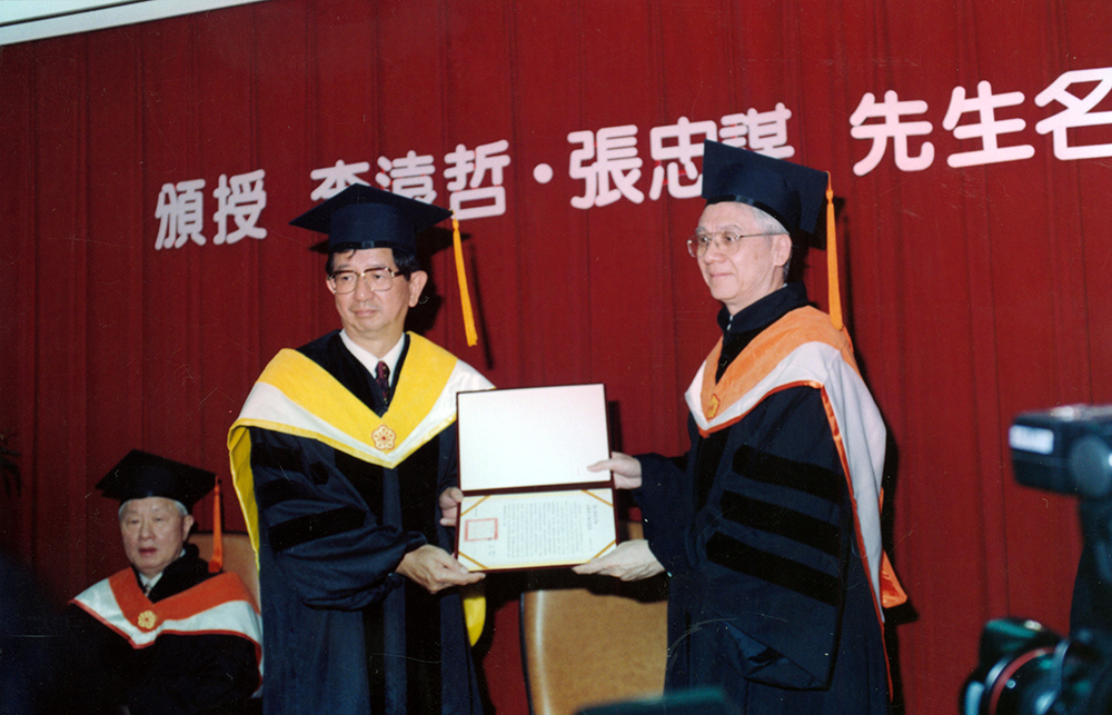 圖為1999年名譽博士頒授典禮，劉炯朗校長（右）頒發李遠哲先生（左立）名譽博士證書。