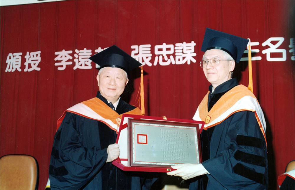 圖為1999年名譽博士頒授典禮，劉炯朗校長頒發張忠謀先生（左）名譽博士證書。
