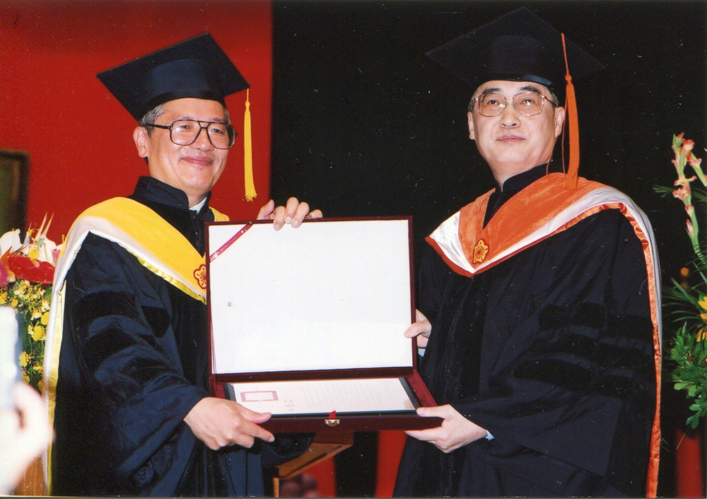 圖為2002年名譽博士頒授典禮，徐遐生校長頒發胡定華先生（右）名譽博士證書。