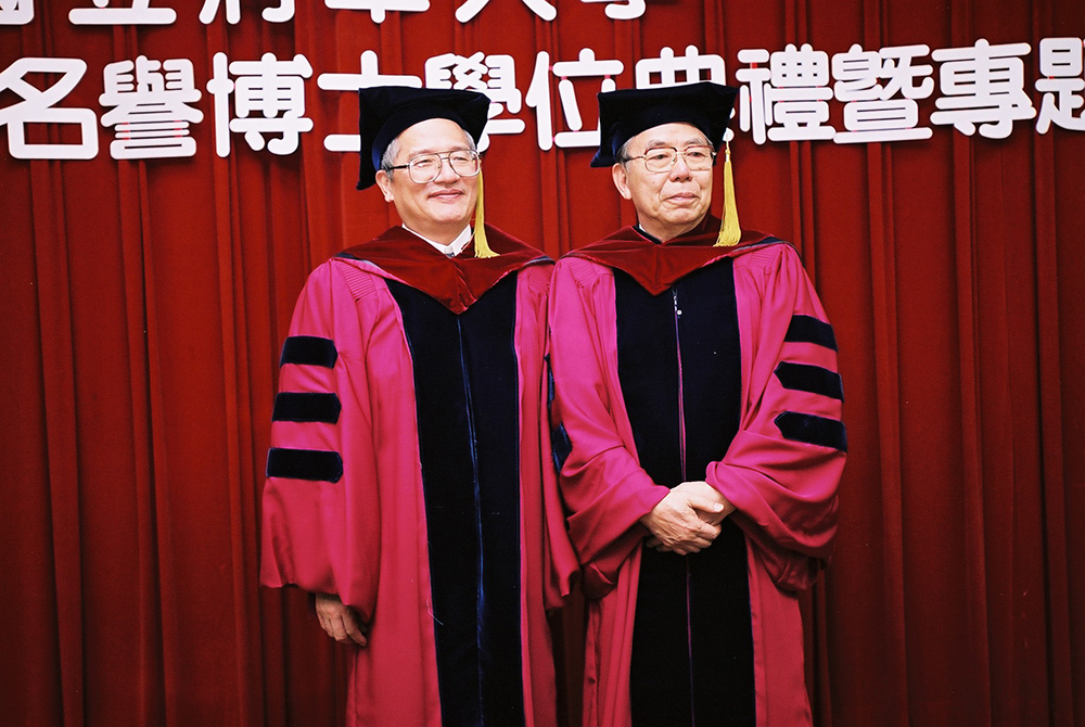 圖為2004年名譽博士頒授典禮，徐遐生校長與李亦園先生（右）合影。
