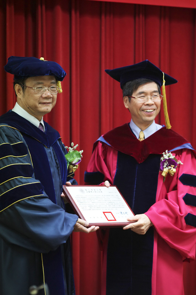 圖為2009年名譽博士頒授典禮，陳文村校長頒發蔡明介先生（右）名譽博士證書。