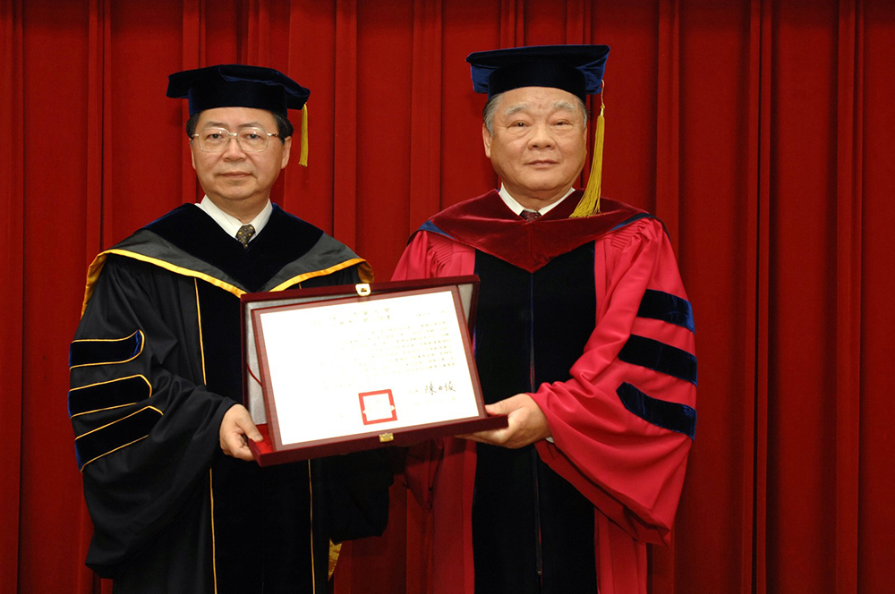 圖為2010年名譽博士頒授典禮，陳力俊校長頒發侯貞雄先生（右）名譽博士證書。