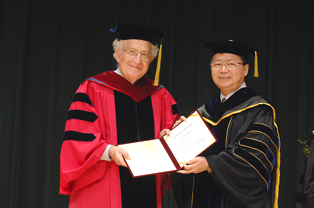 圖為2010年名譽博士頒授典禮，陳力俊校長頒發杭士基先生（左）名譽博士證書。