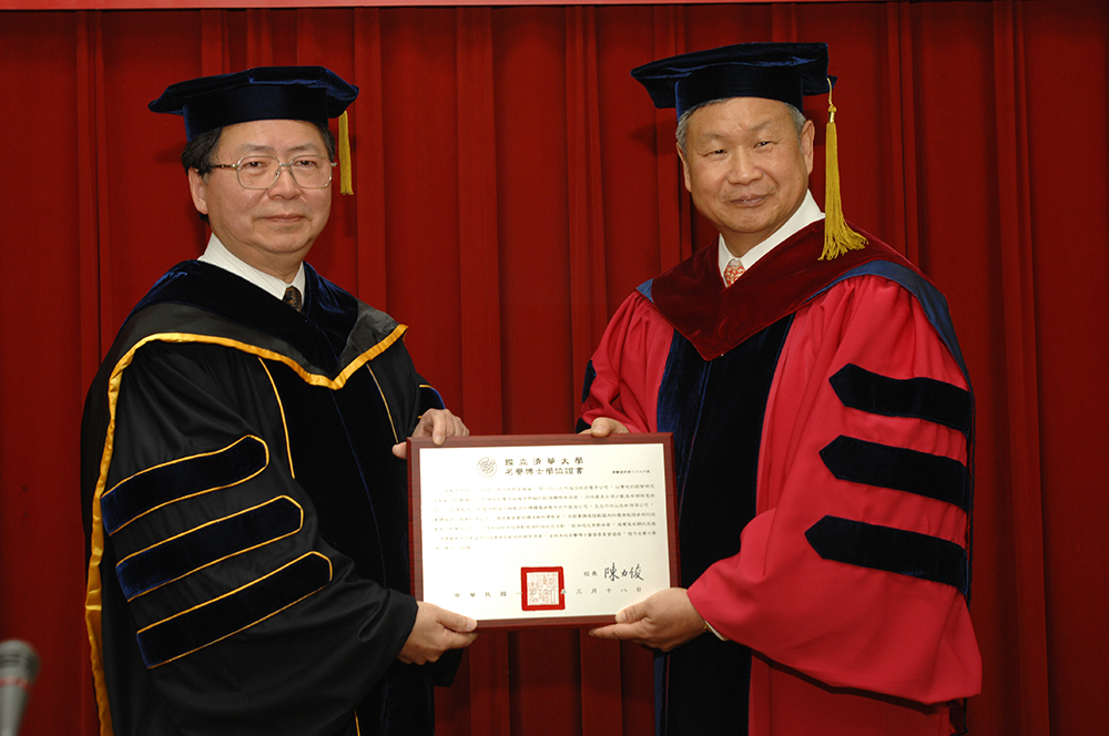 圖為2011年名譽博士頒授典禮，陳力俊校長頒發吳敏求先生（右）名譽博士證書。