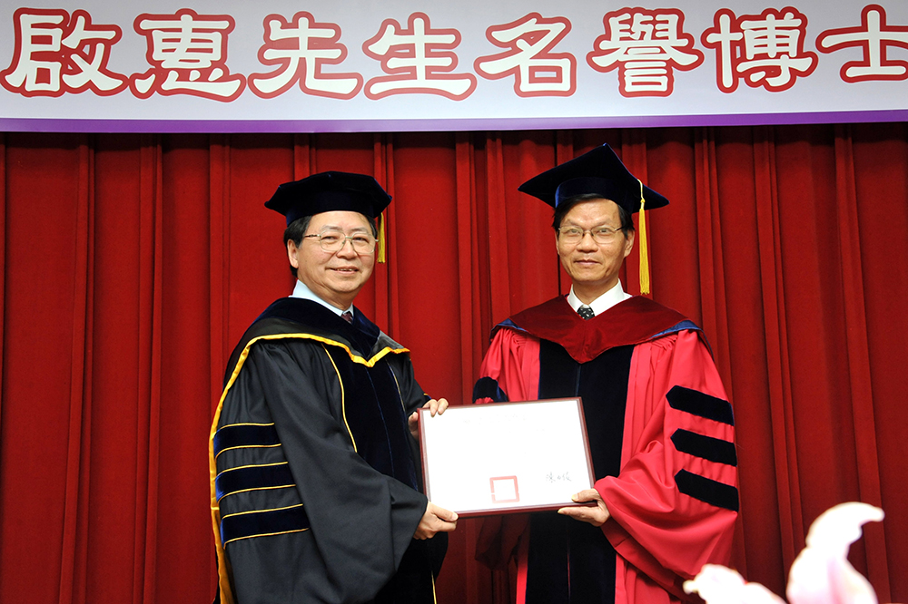 圖為2011年名譽博士頒授典禮，陳力俊校長頒發翁啟惠先生（右）名譽博士證書。