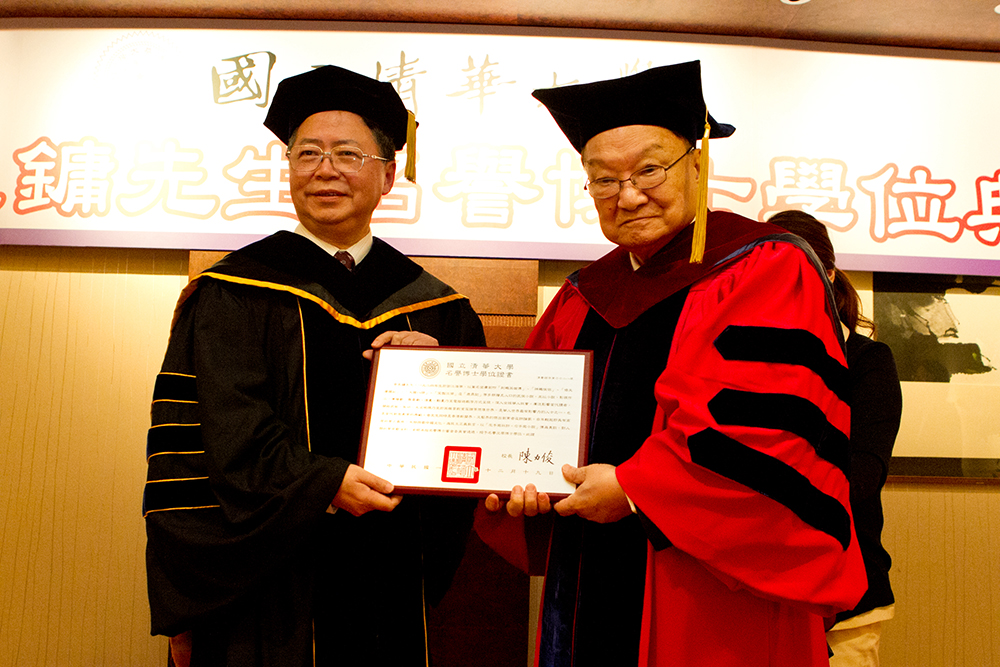 圖為2011年名譽博士頒授典禮，陳力俊校長頒發查良鏞先生（右）名譽博士證書。