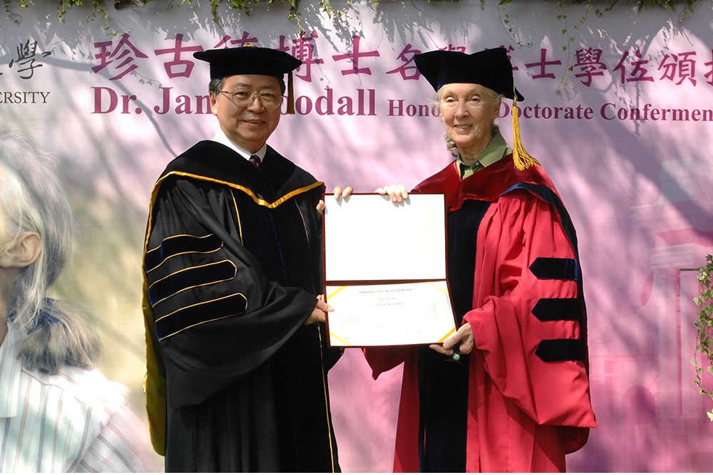 圖為2012年名譽博士頒授典禮，陳力俊校長頒發珍古德女士（右）名譽博士證書。