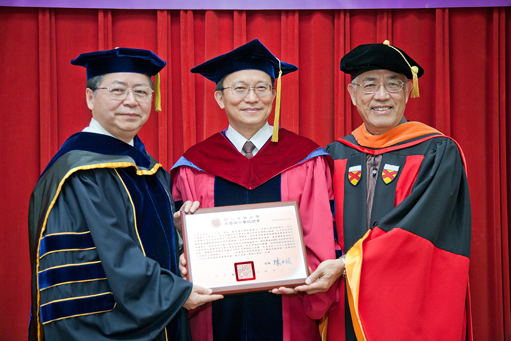 圖為2013年名譽博士頒授典禮，陳力俊校長頒發張懋中先生（中）名譽博士證書。圖右為電資院鄭克勇院長。