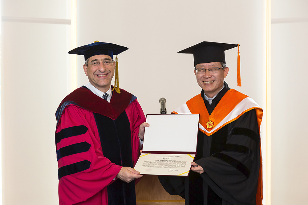 圖為2014年名譽博士頒授典禮，賀陳弘校長頒發彼得・沙洛維先生（左）名譽博士證書。
