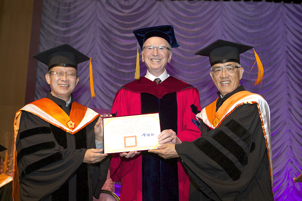 圖為2014年名譽博士頒授典禮，賀陳弘校長頒發厄文・馬克・雅各布先生（中）名譽博士證書。圖右為電資院鄭克勇院長。