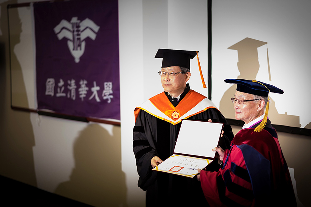 圖為2015年名譽博士頒授典禮，賀陳弘校長頒發王默人先生（右）名譽博士證書。