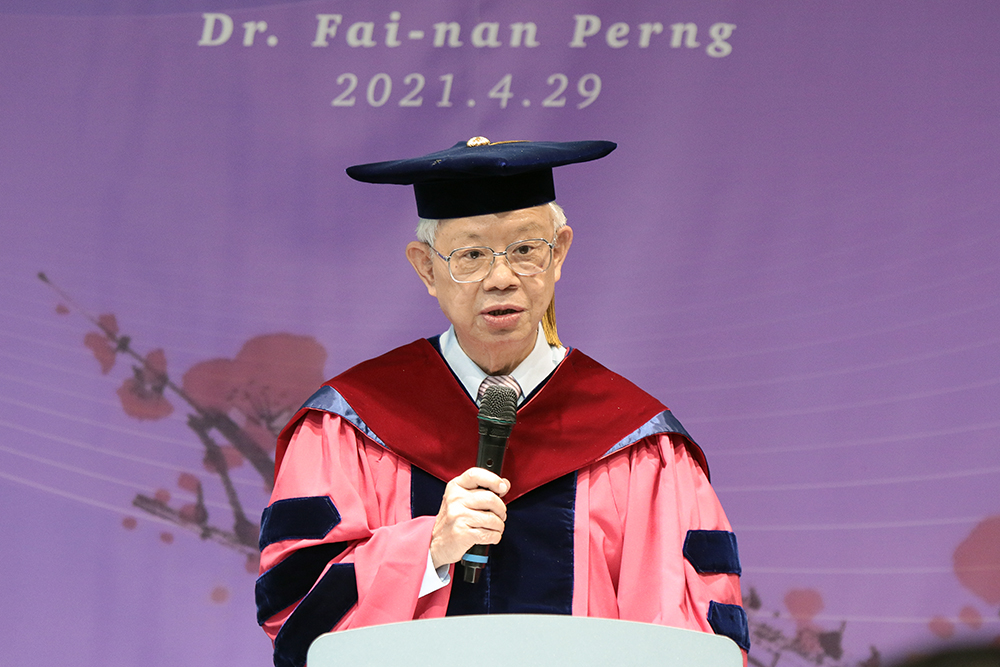 圖為2021名譽博士頒授典禮，彭淮南先生致詞。